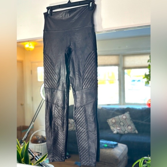 Spanx Faux Leather Moto Leggings Very Black Sz M in Great Pre Loved Condition - Picture 2 of 3